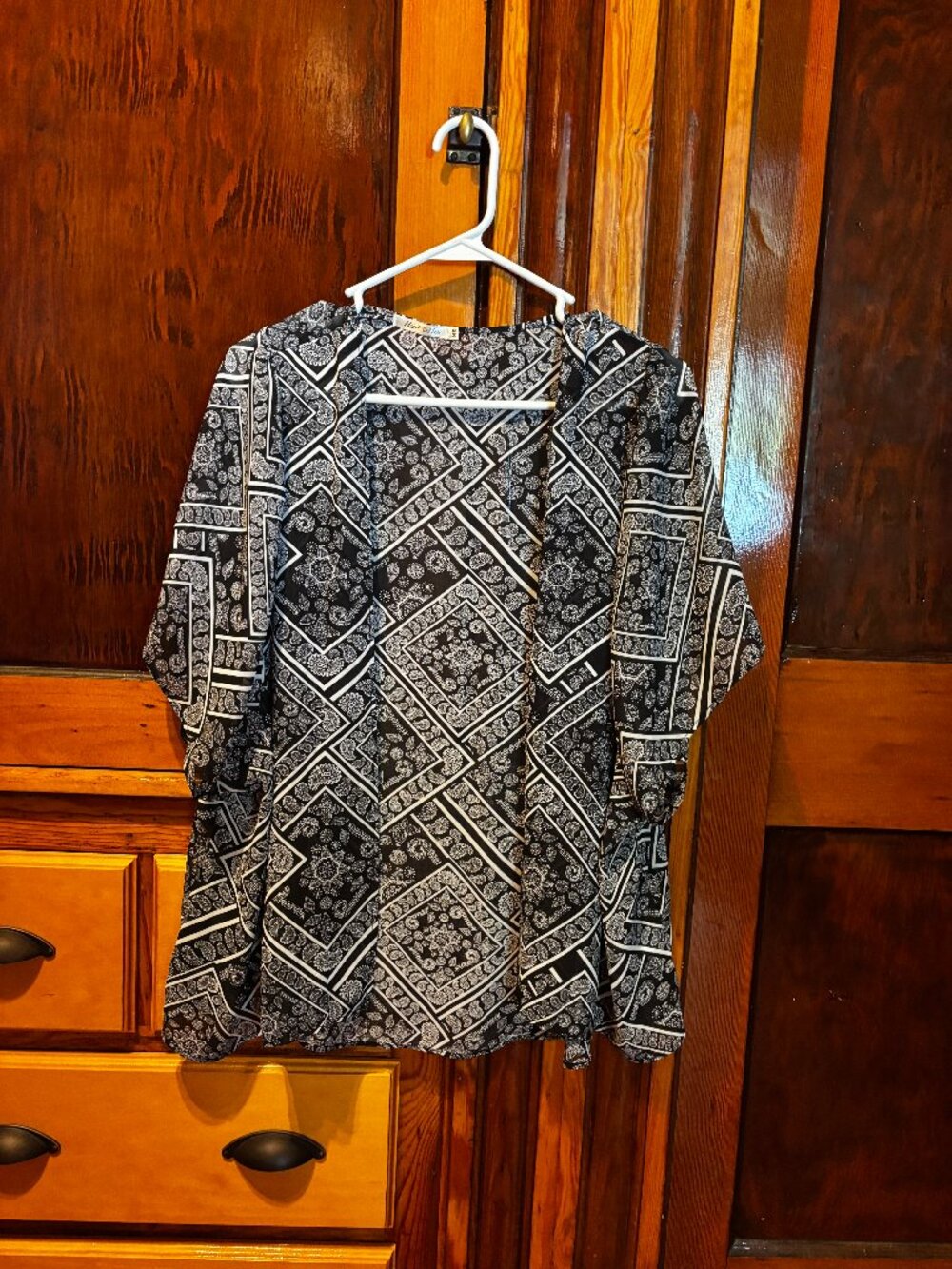 Heart & Hips Black and White Paisley Print Open Front Top Size Medium